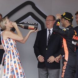 Charlene de Mónaco bebiendo de la botella de champán del ganador del Gran Premio de Mónaco de F1