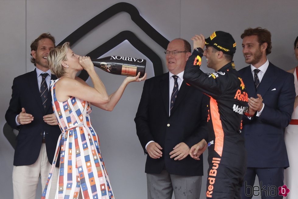 Charlene de Mónaco bebiendo de la botella de champán del ganador del Gran Premio de Mónaco de F1