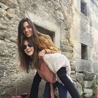 Isabel Jiménez y Sara Carbonero divirtiéndose juntas en Navalacruz
