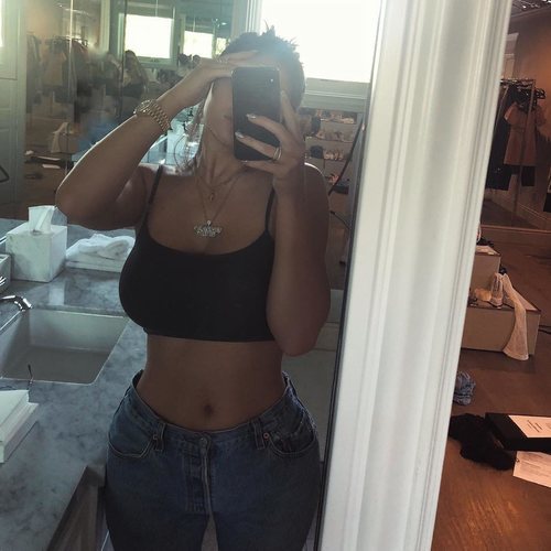 Kylie Jenner luciendo vientre plano cuatro meses después de haberse estrenado como madre