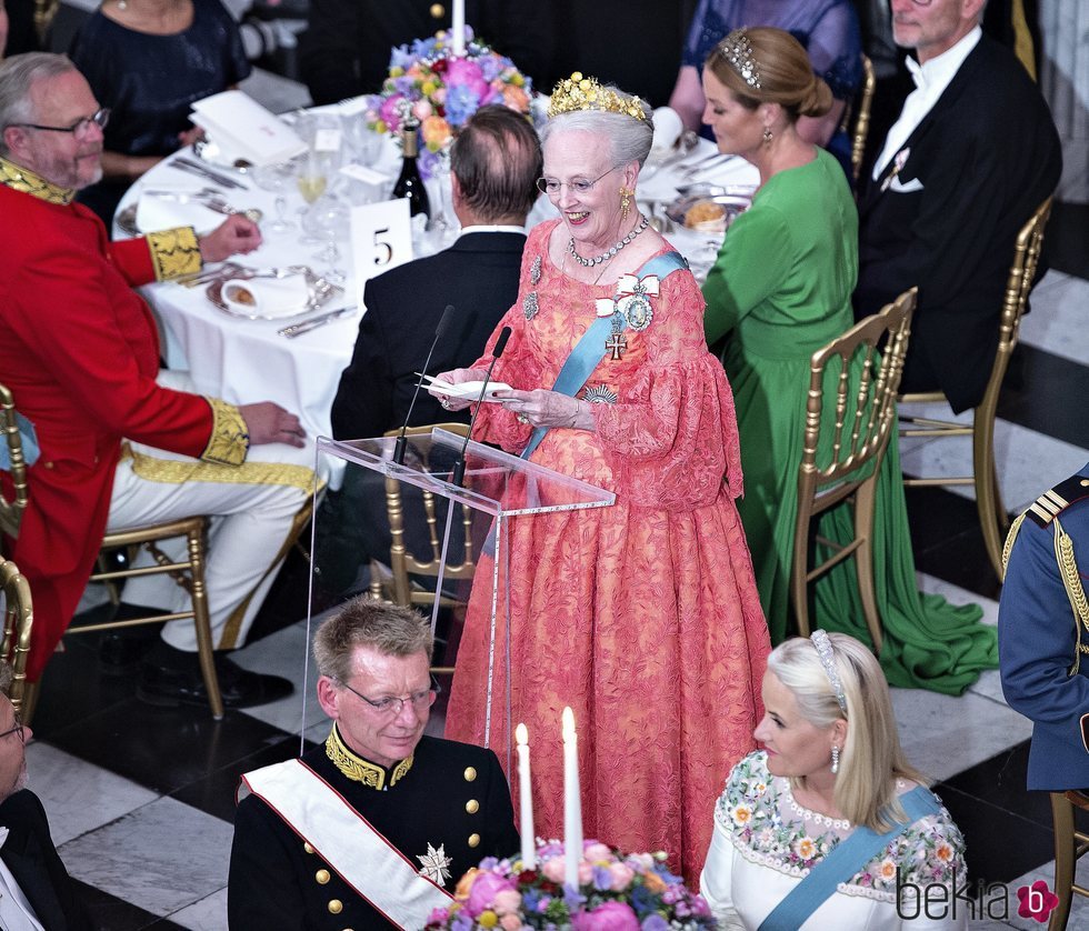 Margarita de Dinamarca da un discurso en la cena por el 50 cumpleaños de Federico de Dinamarca