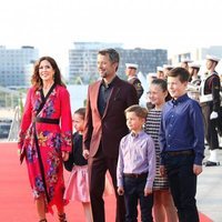 Federico y Mary de Dinamarca con sus hijos en el concierto por el 50 cumpleaños de Federico de Dinamarca