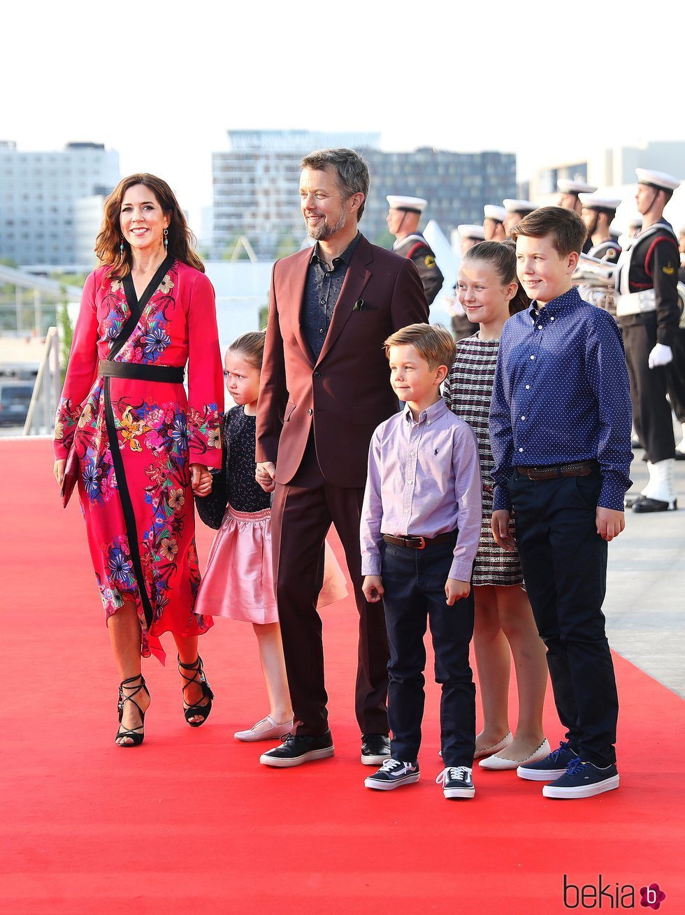 Federico y Mary de Dinamarca con sus hijos en el concierto por el 50 cumpleaños de Federico de Dinamarca