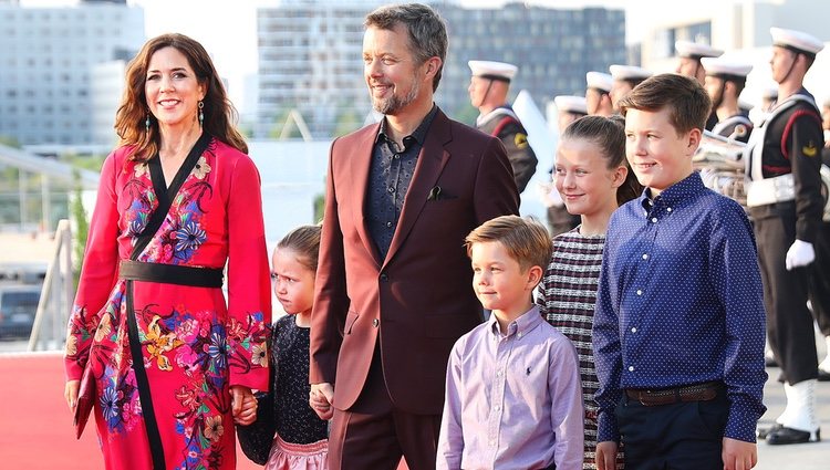 Federico y Mary de Dinamarca con sus hijos en el concierto por el 50 cumpleaños de Federico de Dinamarca