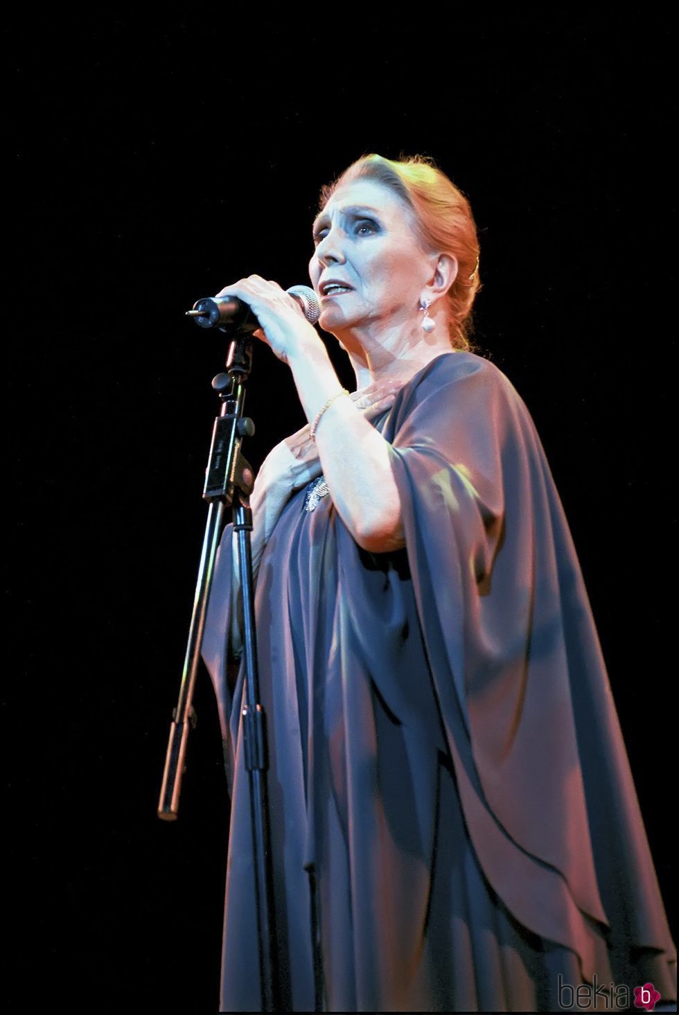 María Dolores Pradera durante un concierto en Madrid