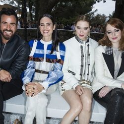 Justin Theroux, Jennifer Connelly, Léa Seydoux y Emma Stone en el desfile Louis Vuitton Cruise 2019