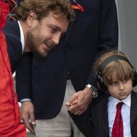 Sasha Casiraghi con unos cascos durante las carreras de Fórmula 1