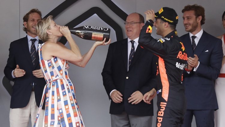 Sasha Casiraghi con unos cascos durante las carreras de Fórmula 1