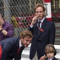 Pierre y Andrea Casiraghi disfrutando de la Fórmula 1 con el pequeño Sasha