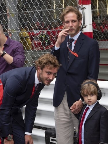 Pierre y Andrea Casiraghi disfrutando de la Fórmula 1 con el pequeño Sasha