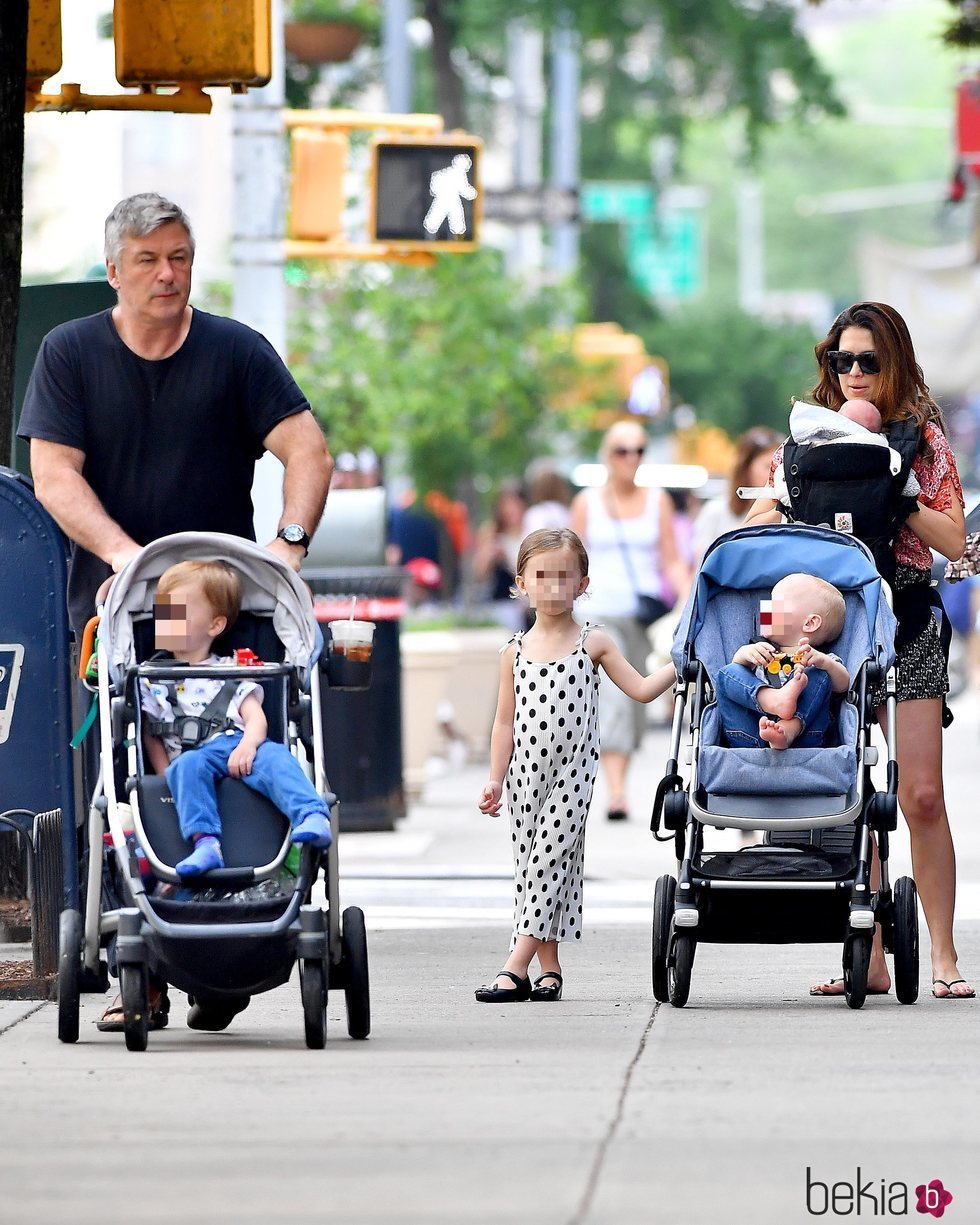 Alec Baldwin e Hilaria Thomas con sus cuatro hijos de paseo por Nueva York