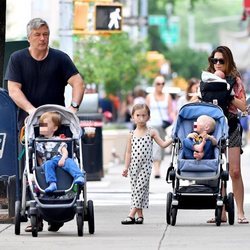 Alec Baldwin e Hilaria Thomas con sus cuatro hijos de paseo por Nueva York