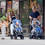 Alec Baldwin e Hilaria Thomas de paseo por Nueva York junto a sus cuatro hijos