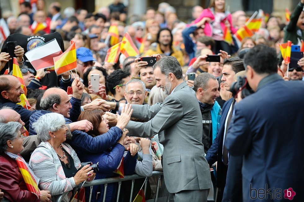 El Rey Felipe saluda a los ciudadanos en Reinosa