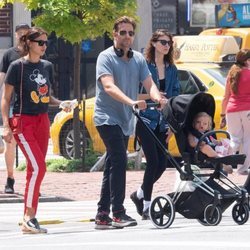 Irina Shayk y Bradley Cooper de paseo por Nueva York con su hija Lea