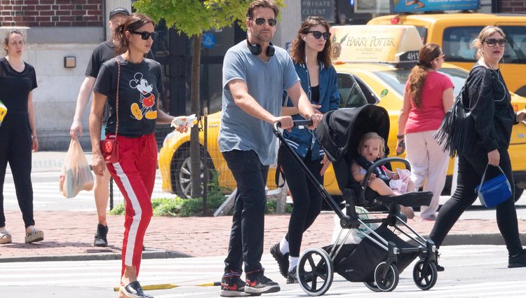 Irina Shayk y Bradley Cooper de paseo por Nueva York con su hija Lea