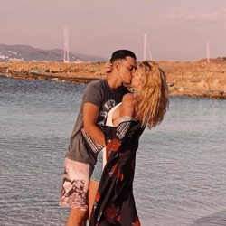 Anita Matamoros y su primer novio confirman con un beso su reconciliación