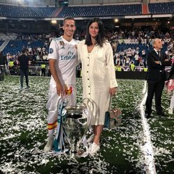 Lucas Vázquez y Macarena Rodríguez celebrando la Champions 2018 en el Santiago Bernabéu