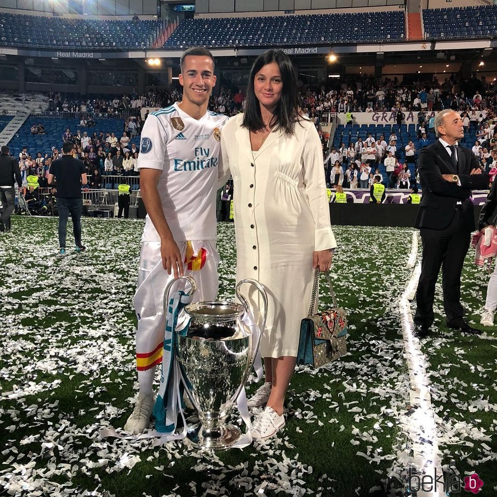 Lucas Vázquez y Macarena Rodríguez celebrando la Champions 2018 en el Santiago Bernabéu