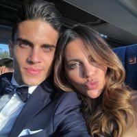 Marc Bartra y Melissa Jiménez de camino a la boda de Sergi Roberto y Coral Simanovich