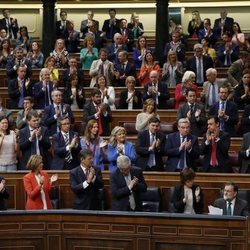 Los diputados del PP aplaudiendo a Mariano Rajoy durante el Debate de la moción de censura