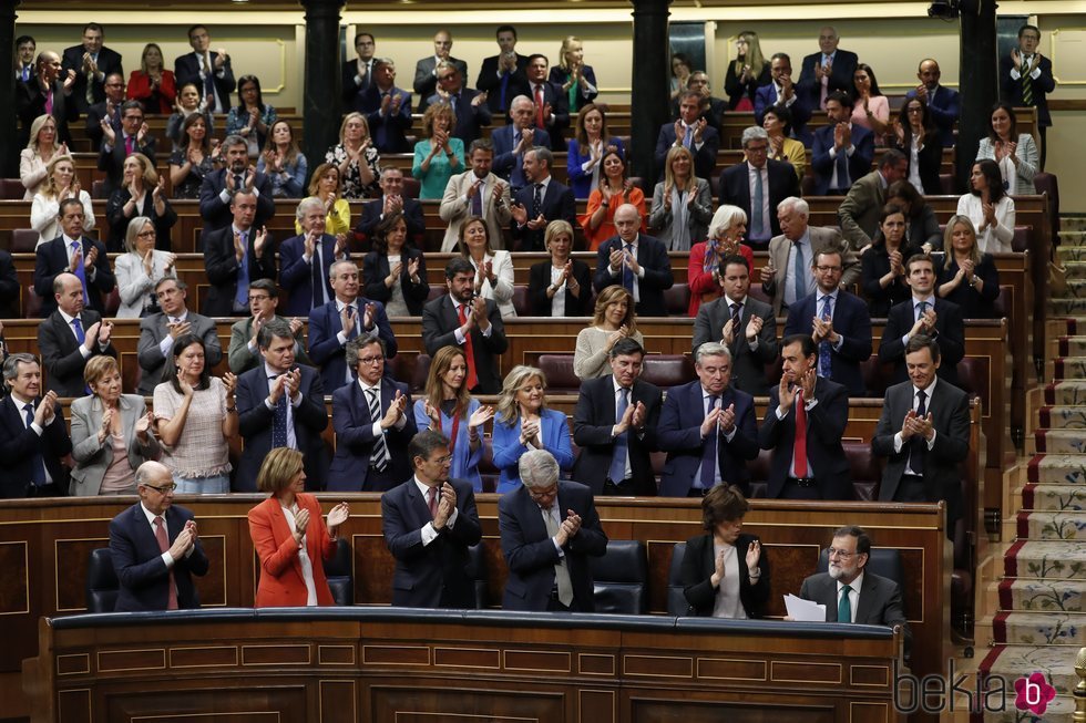 Los diputados del PP aplaudiendo a Mariano Rajoy durante el Debate de la moción de censura