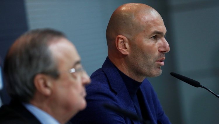 Zidane presenta su dimisión acompañado de Florentino Pérez