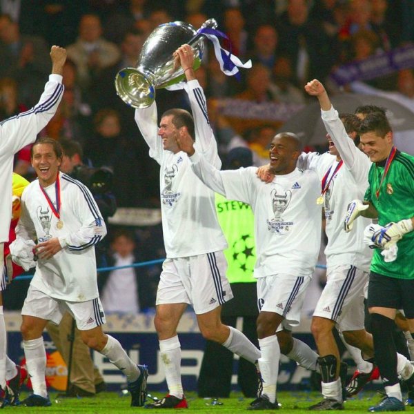 Zidane con la Champions League de Glasgow en 2002 ...