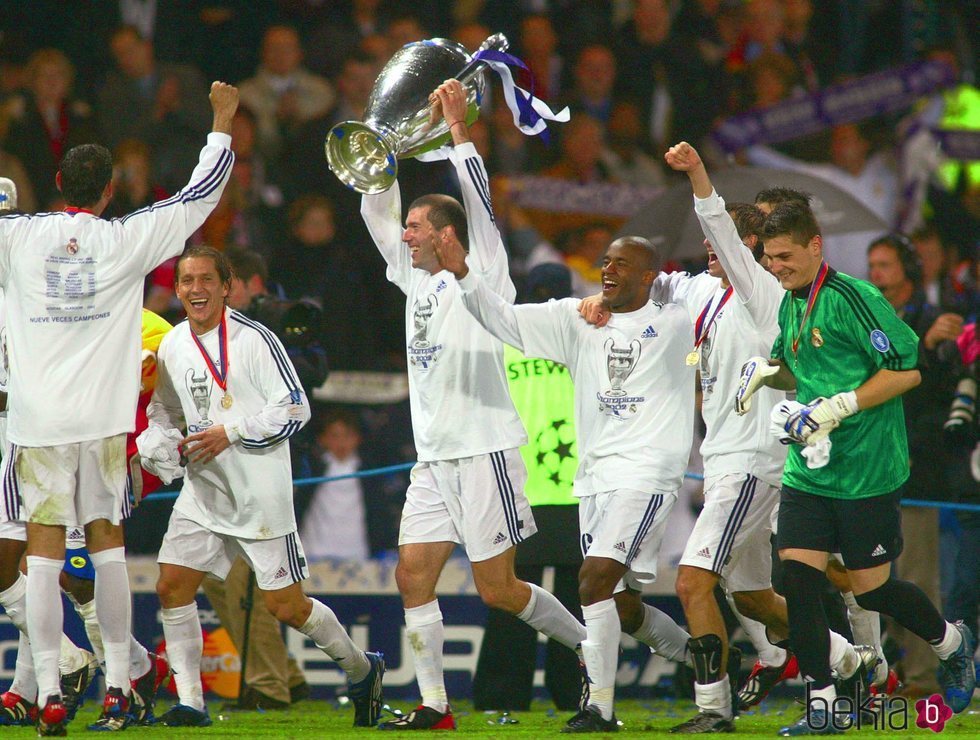 Zidane con la Champions League de Glasgow en 2002
