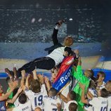 Zidane, manteado por los jugadores del Real Madrid