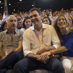 Pedro Sánchez y Begoña Gómez durante un evento político