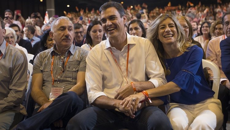 Pedro Sánchez y Begoña Gómez durante un evento político