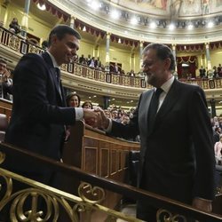 Mariano Rajoy felicitando a Pedro Sánchez tras salir adelante la moción de censura contra él