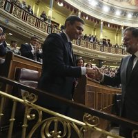Mariano Rajoy felicitando a Pedro Sánchez tras salir adelante la moción de censura contra él