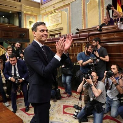 Pedro Sánchez agradeciendo el apoyo recibido en la moción de censura para convertirse en Presidente del Gobierno