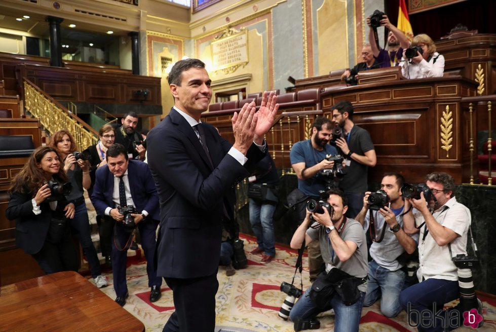 Pedro Sánchez agradeciendo el apoyo recibido en la moción de censura para convertirse en Presidente del Gobierno