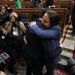 Pedro Sánchez abrazando a Pablo Iglesias tras convertirse en Presidente del Gobierno