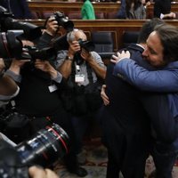 Pedro Sánchez abrazando a Pablo Iglesias tras convertirse en Presidente del Gobierno