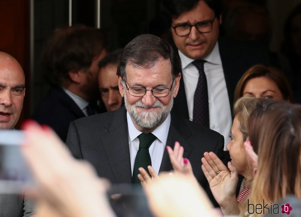 Mariano Rajoy saliendo del Congreso tras haber perdido el cargo de Presidente del Gobierno