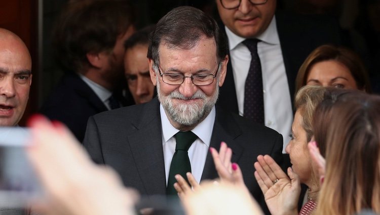 Mariano Rajoy saliendo del Congreso tras haber perdido el cargo de Presidente del Gobierno