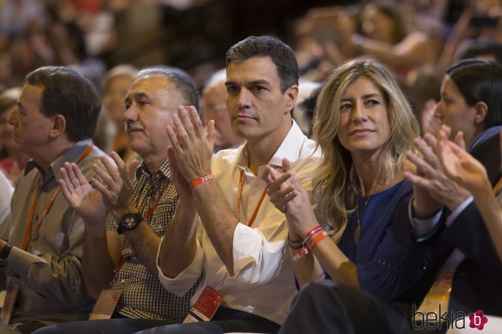 Begoña Gómez y Pedro Sánchez aplaudiendo en el 39 congreso del PSOE