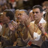 Begoña Gómez y Pedro Sánchez aplaudiendo en el 39 congreso del PSOE