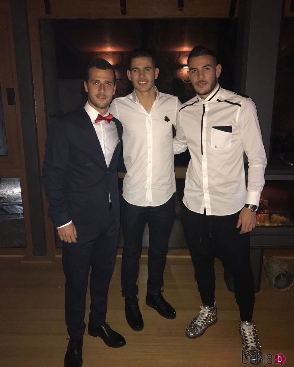 Theo y Lucas Hernández junto a un amigo en la Nochevieja de 2016