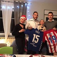 Theo y Lucas Hernández junto a su familia en Navidad