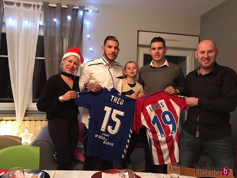 Theo y Lucas Hernández junto a su familia en Navidad