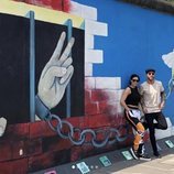 Sergio Ramos y Pilar Rubio en el muro de Berlín
