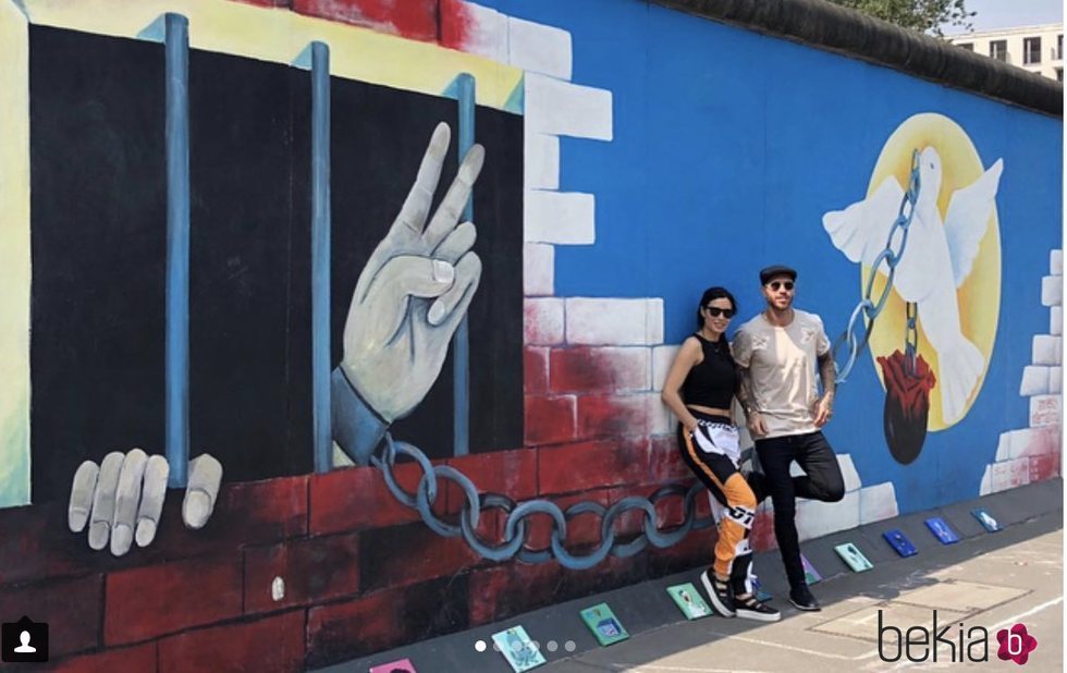 Sergio Ramos y Pilar Rubio en el muro de Berlín