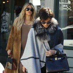 Khloe Kardashian luciendo embarazo en Los Ángeles junto a su madre Kris Jenner