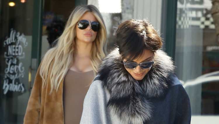 Khloe Kardashian luciendo embarazo en Los Ángeles junto a su madre Kris Jenner