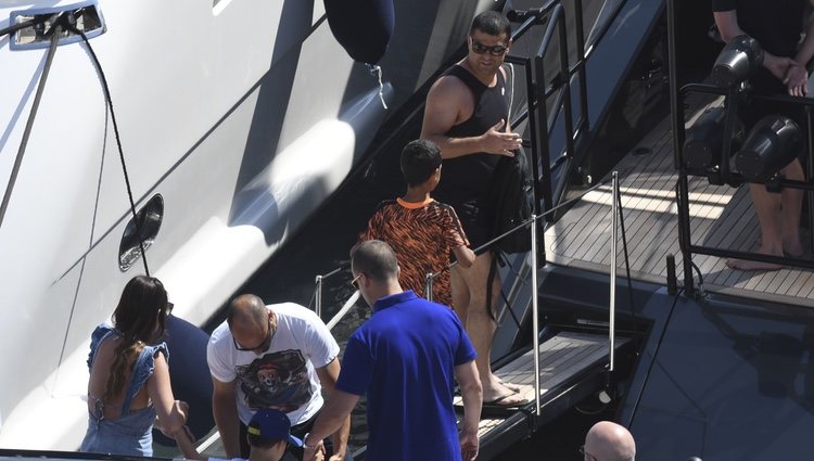 Amigos y familiares montandose en el yate de Cristiano Ronaldo en Marbella